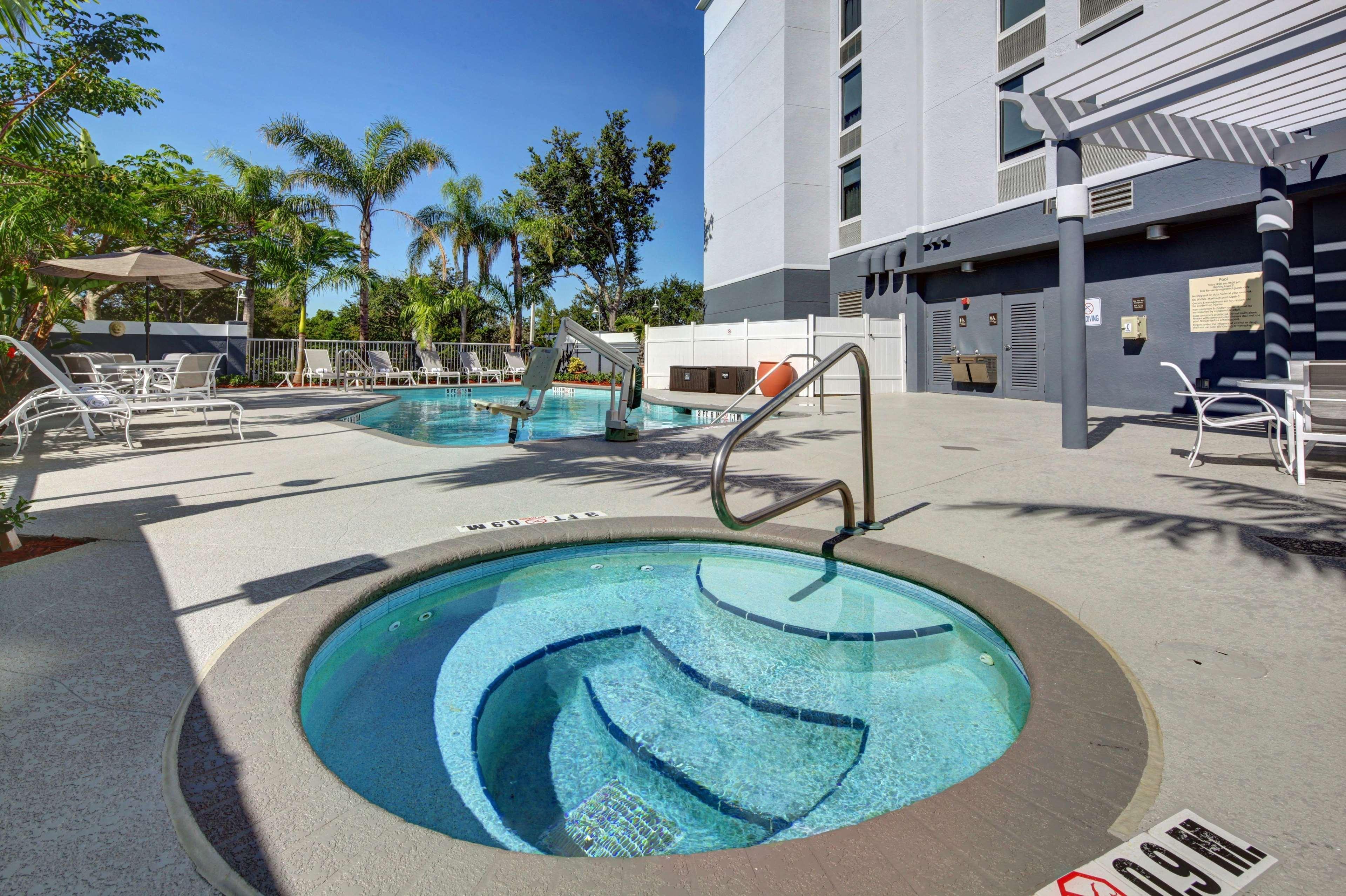 Hampton Inn Pembroke Pines Exterior photo